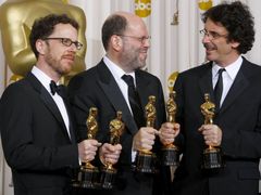 Tři muži a pět Oscarů; bratři Coenové a producent Scott Rudin pózují s cenami za film Tahle země není pro starý.