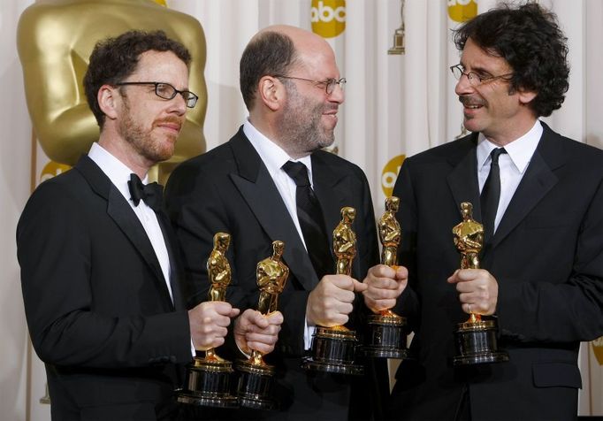 Tři muži a pět Oscarů; bratři Coenové a producent Scott Rudin pózují s cenami za film Tahle země není pro starý.