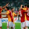 Fotbalisté Galatasaraye Istanbul se v Evropské lize radují z gólu do sítě Panathunaikosu.