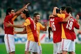 Fotbalisté Galatasaraye Istanbul se v Evropské lize radují z gólu do sítě Panathunaikosu.