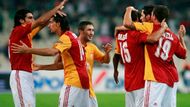 Fotbalisté Galatasaraye Istanbul se v Evropské lize radují z gólu do sítě Panathunaikosu.