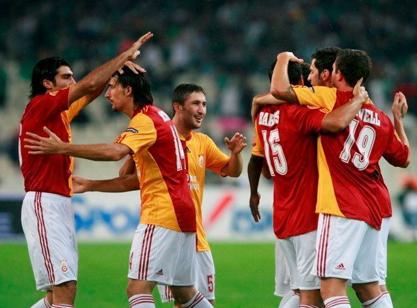 Fotbalisté Galatasaraye Istanbul se v Evropské lize radují z gólu do sítě Panathunaikosu.
