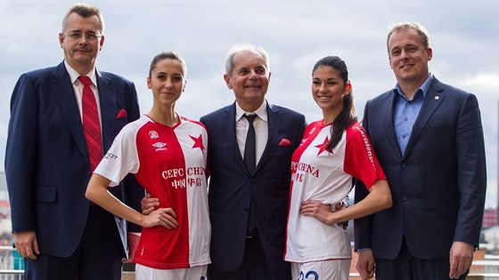 Miliardář Šimáně a sličné modelky: Nová Slavia představila nové dresy