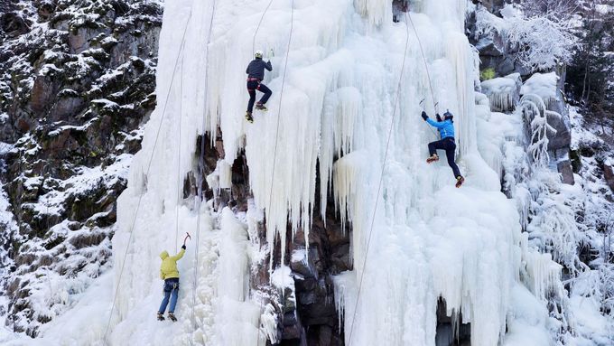 Na Vysočině vznikl ohromující ledopád. 40metrovou stěnu si užívají horolezci