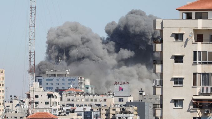 Izraelský nálet zničil budovu ve městě Gaza, kde měla své kanceláře agentura AP a Al-Džazíra. Armáda před útokem varovala a objekt byl předem evakuován.