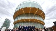 Slavnostní otevření českého pavilonu: Ministr zahraničí Jan Lipavský a generální komisař Ondřej Soška přestřihují pásku za přítomnosti partnerů a hostů. Český pavilon v Ósace vyniká spirálovou architekturou a odkazem na tradici českého skla.