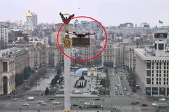 Živý přenos z Majdanu narušil dron s transparentem. Sarkastický vzkaz je hitem