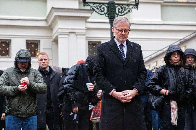 Pietní místo u Karolina 22. prosince, kam lidé po střelbě na Filosofické fakultě nosí květiny a svíčky.