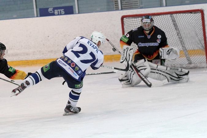 Český hokejista Marek Kvapil z Dynama Moskva hraje v přípravném utkání se Severstalem Čerepovec před sezónou 2012/13.