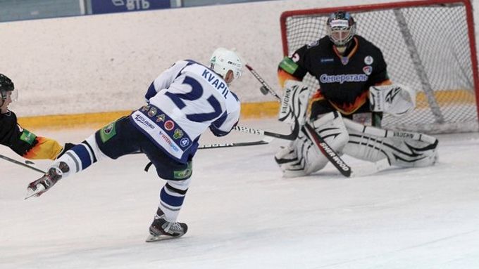 Český hokejista Marek Kvapil z Dynama Moskva hraje v přípravném utkání se Severstalem Čerepovec před sezónou 2012/13.