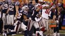 Mario Manningham zachycuje přihrávkou před lavičkou Patriots