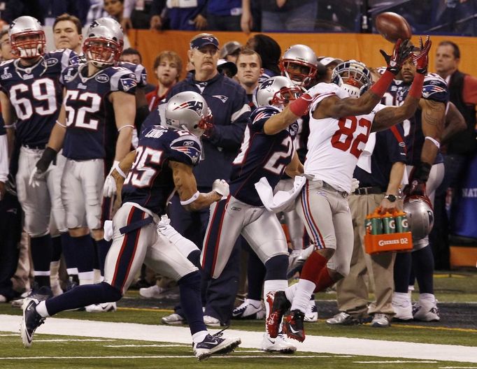 Mario Manningham zachycuje přihrávkou před lavičkou Patriots