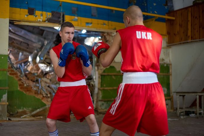 Boxerská hala v Černihově. Nyní do ní můžete vstoupit rozbitými okny nebo dírou ve zdi po zásahu ruskou raketou.