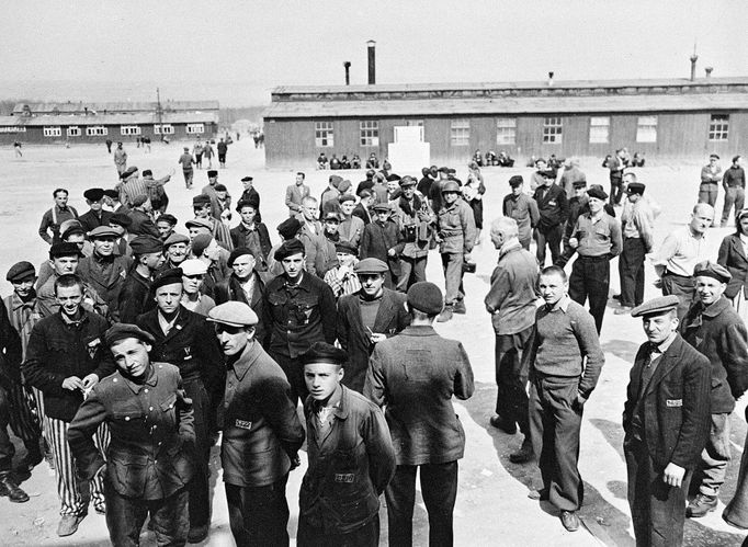 Fotografie z období osvobození koncentračního tábora Buchenvald. Duben 1945.