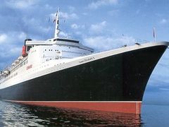 Na cestě z Anglie do New Yorku zastihla obří vlna britskou výletní loď Queen Elizabeth 2. Psal se rok 1982.