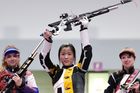 Vzduchová puška: Číňanka Jang Čchien (první zlatá medailistka v Tokiu 2021), Ruska Anastasia Galašinová (vlevo) a Norka Nina Christenová