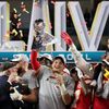 Patrick Mahomes s Vince Lombardi Trophy po triumfu Kansas City Chiefs ve finále Super Bowlu LIV (2020)