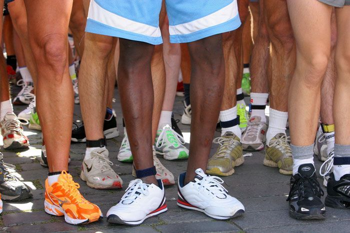 Běžci a běžkyně v ulicích Prahy