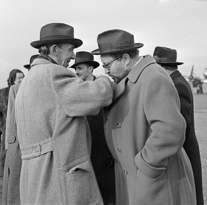 Režisér Martin Frič (vlevo) se loučí s Janem Werichem před svým odletem na Mezinárodní filmový festival v Indii, 1952.