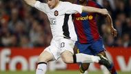 Wayne Ronney z AMnchesteru United v souboji s barcelonským Eto´em.