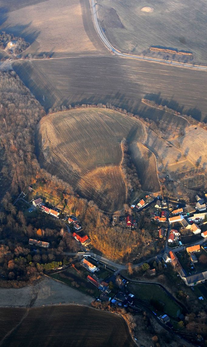 Raně středověké hradiště ve Vlastislavi (okres Litoměřice) s dobře patrnými liniemi dvou pásů dnes zaplněných příkopů. Hradiště je rozděl na akropoli a dvě předhradí.