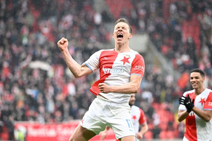 Lukáš Provod slaví branku Slavie