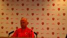 Trenér Michal Bílek na tiskové konferenci na Emirates Stadium.