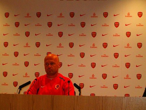 Trenér Michal Bílek na tiskové konferenci na Emirates Stadium.