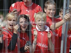 Mladí fanoušci a fanynky sledují trénink českých fotbalistů v německém Westerburgu.