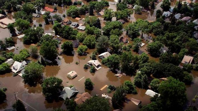 Rozvodněná řeka Souris vyhnala z domů tisíce lidí