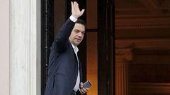 Řecký premiér Alexis Tsipras se vrací do své kanceláře