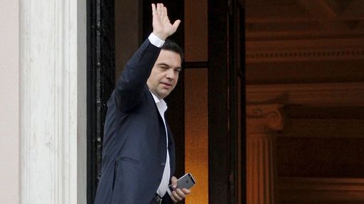 Řecký premiér Alexis Tsipras se vrací do své kanceláře.