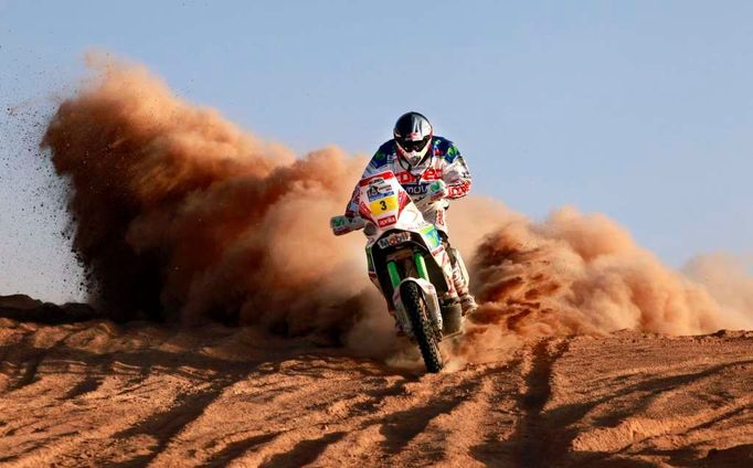 Jezdec Francisco Lopez Contardo z Chile jede sedmý závod třetí jihoamerické série Dakar Rally 2011 z Aricy do Antofagasty.