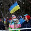 Fanoušci za branami areálu v Novém Městě na Moravě během sprintu žen v rámci SP