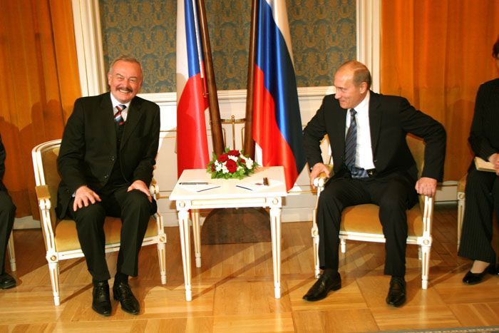President Putin při jednání v Praze.