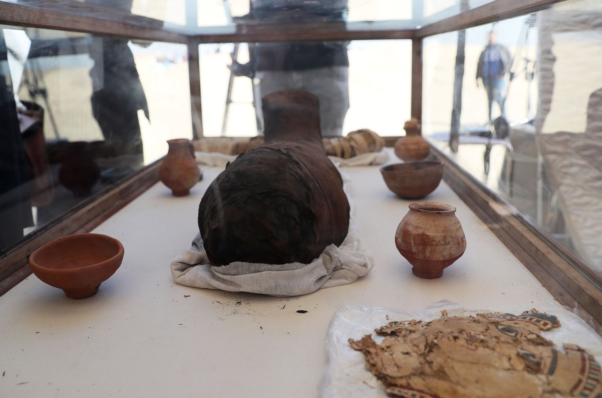 Archeologové objevili v egyptské provincii Mínjá jižně od Káhiry starověké pohřební komory, ve kterých se nachází asi 40 mumií různé velikosti i pohlaví.