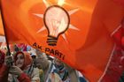 Žárovka AKP se rozzářila. Trhá rekordy popularity