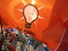 Žárovka a šátek. Progresivní symbol strany AKP a muslimka se zahalenými vlasy nejsou zdaleka protiklady.