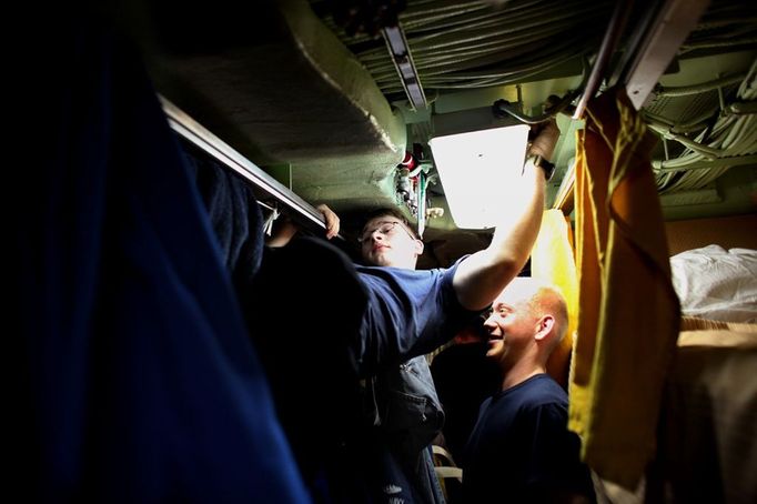 April 25, 2011 - Fort Lauderdale, Florida, U.S. - -- Fort Lauderdale, Fla. -- Petty Officer Second Class E-5 Simon Williams, of Battle Creek, Michigan, shown with Petty Officer Second Class E-5 Peter Plowmon, right, of Boyd, Montana, gets out of his rack in the berthing area, or living quarters, aboard the USS Annapolis (SSN 760), a S6G nuclear reactor powered fast attack submarine, sailing to Port Everglades in Fort Lauderdale on Monday. The USS Annapolis measures 362 ft. in length and 33 ft. at the beam, a diving depth of over 400 ft., 27+ mph, 12 vertical launch missile tubes, 4 torpedo tubes, and a crew of 130 enlisted submariners. The submarine was commissioned April 11, 1992 with its homeport in Groton, Connecticut. USS Annapolis sailed to the 21st Anniversary of Fleet Week at Port Everglades, Fort Lauderdale. (Credit Image: © Gary Coronado/The Palm Beach