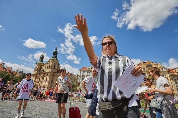 Demonstrace a happening proti masovému turismu. Protest měl formu fotbalového zápasu týmů Praha a Airbnb.