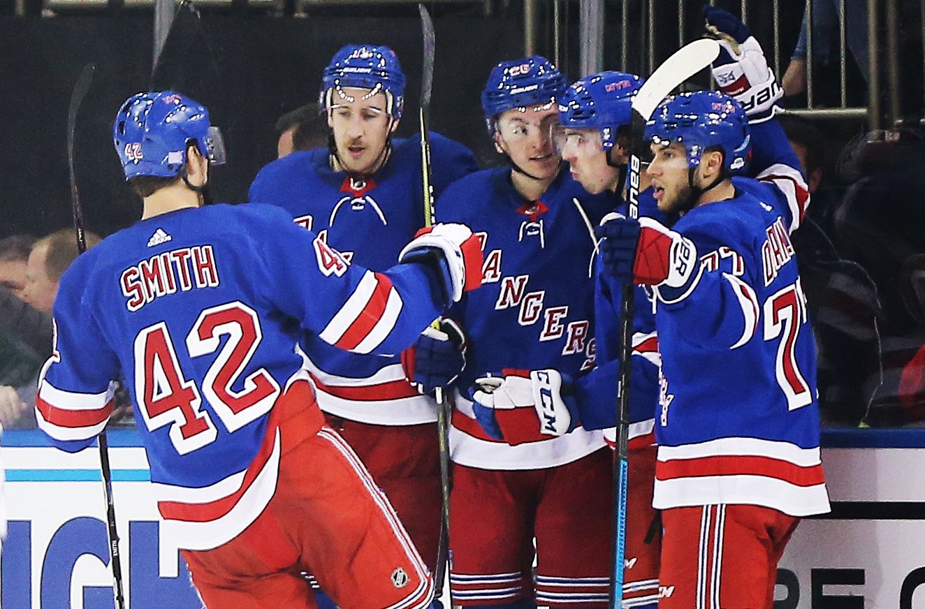 hokej, NHL 2018/2019, New York Rangers - Dallas, Filip Chytil (druhý zprava) přijímá gratulace k vítěznému gólu