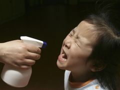 Holčičce z mateřské školy ve městě Chang-čou v provincii Če-ťiang jsou preventivně dezinfikována ústa