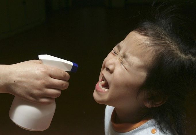 Holčičce z mateřské školy ve městě Chang-čou v provincii Če-ťiang jsou preventivně dezinfikována ústa