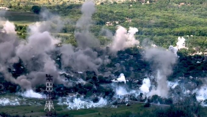 Ukrajinská armáda na konci května zveřejnila záběry „dělostřeleckého pekla“ u města Časiv Jar