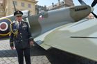 Na Hradčanském náměstí odhalili model stíhačky Spitfire