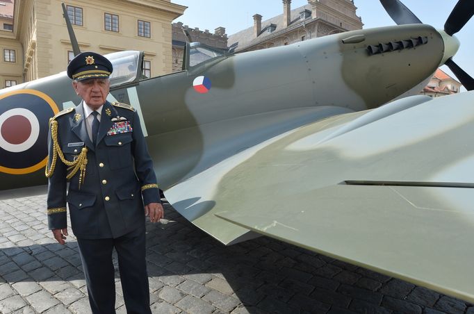 Veterán vojenského letectva Emil Boček u makety legendární stíhačky Spitfire Mk.IX .