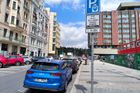 Praha změní systém parkování. Elektromobily zdarma jen u nabíječek, ceny se řeší