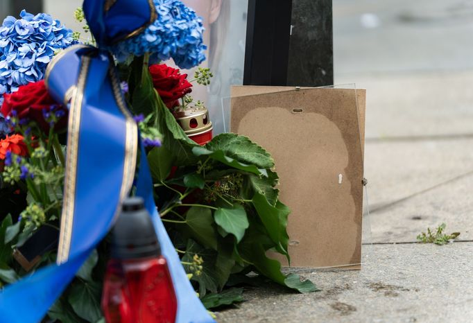 Na pražské Václavském náměstí vzniklo pietní místo pro zavražděnou Ukrajinku Irynu Zarutskou i republikánského influencera Charlieho Kirka. Jeho portrét ale zmizel.