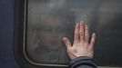 Dítě se loučí se svým otcem skrze okno evakuačního vlaku. Míří z hlavního nádraží v Kyjevě do Lvova