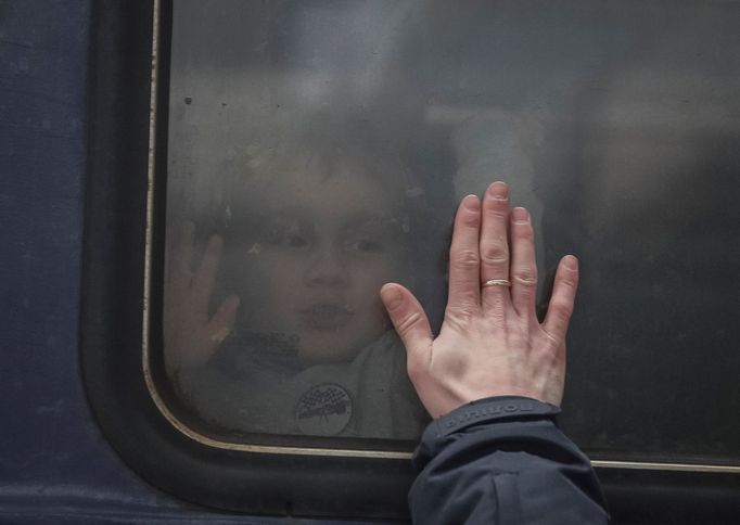 Pohled na rozloučenou. Dítě se při evakuaci do zahraniční dívá z okna kupé na příbuzného, který zůstává v Oděse.